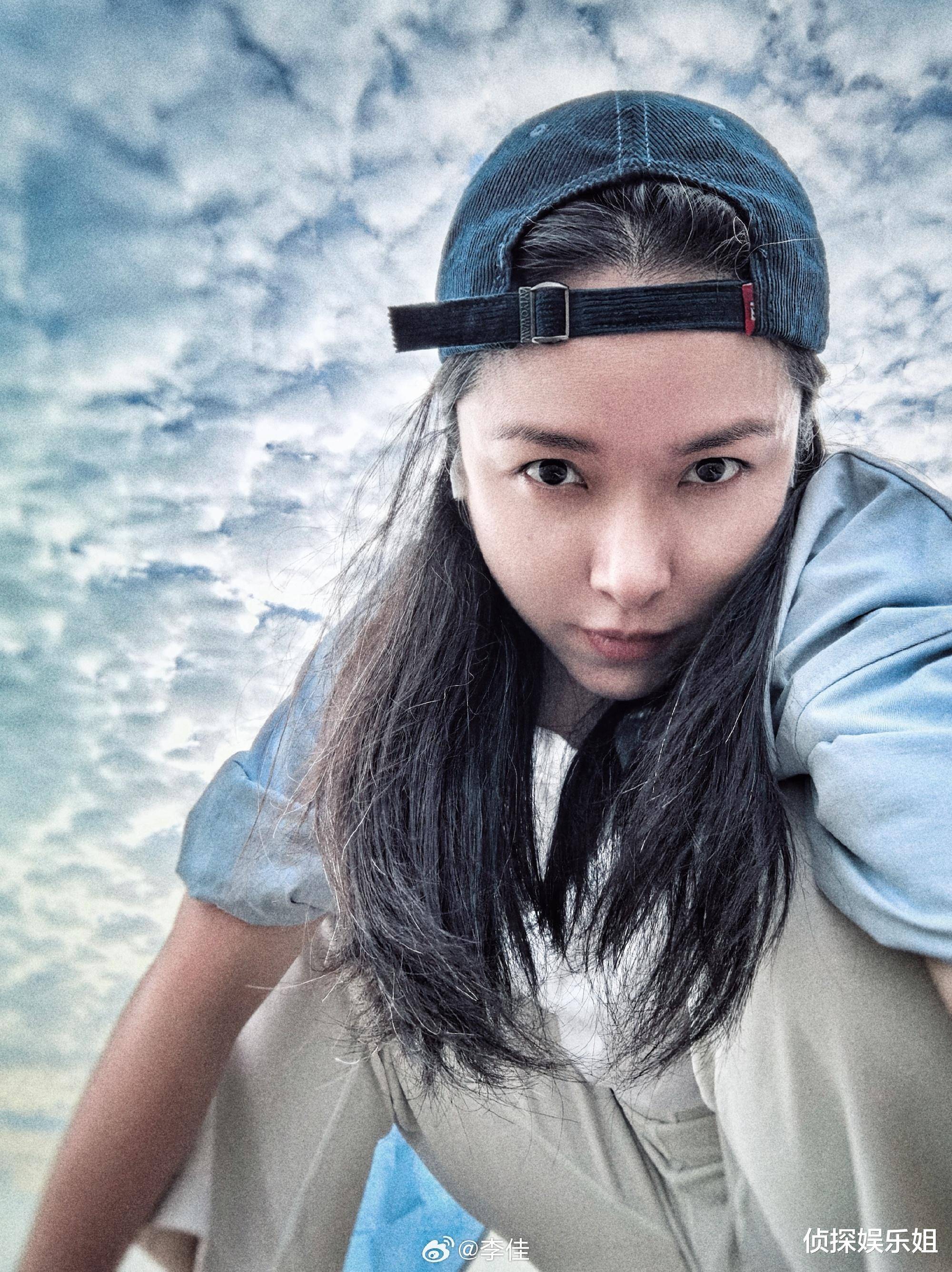 靳东老婆近照曝光,怼脸视角颜值惊艳,零皱纹却已满头白发