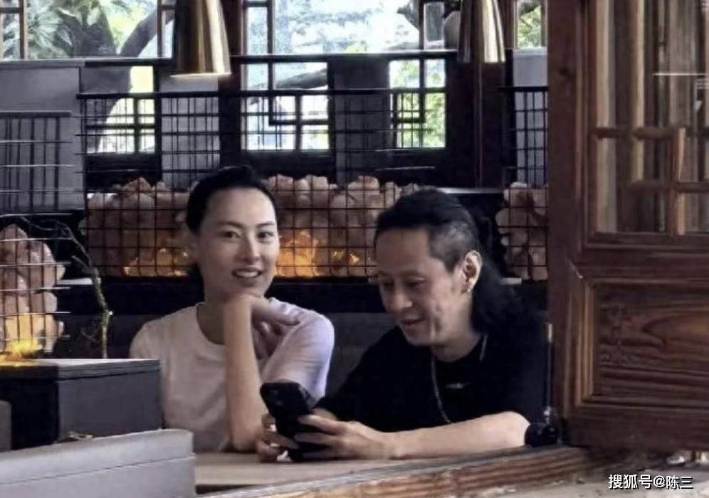 梁洛施与男友十指紧扣现身机场_香港娱乐圈情侣曝光_梁洛施马浴柯恋情