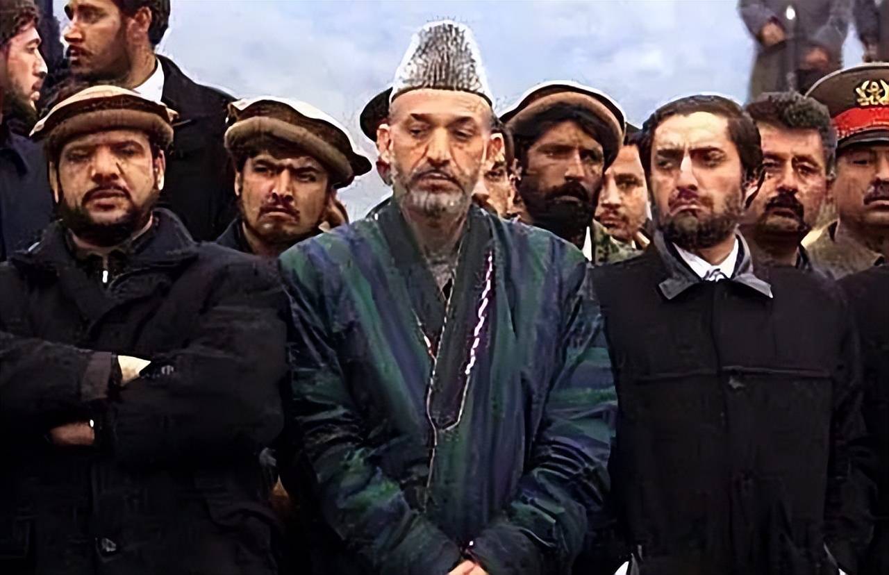 21年阿富汗现总统跑路,前总统却坚守喀布尔!卡尔扎伊,为啥不跑