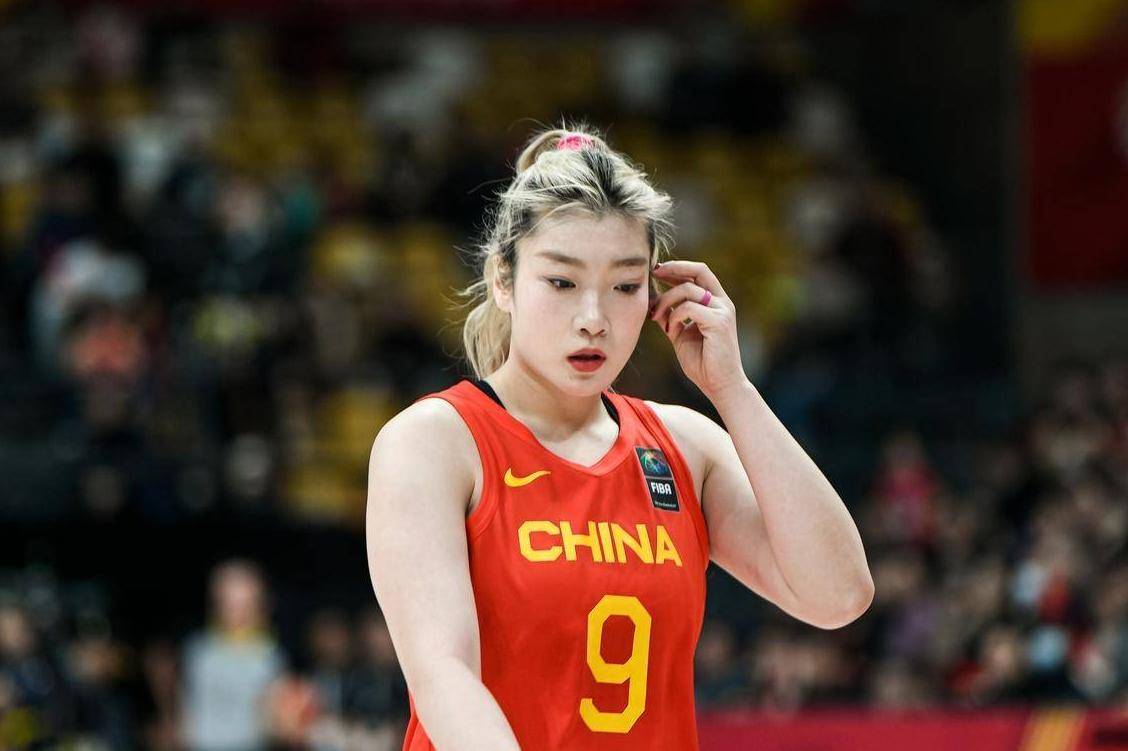 震惊！李梦落选女篮大名单引争议，球迷怒批宫鲁鸣，现实原因太残酷