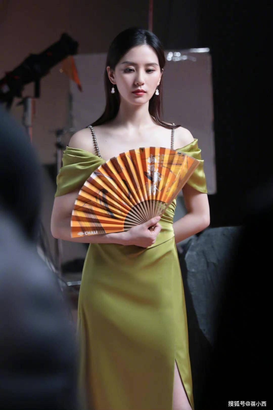 刘诗诗越来越有少女感!穿牛仔外套配短裙走机场,说是18岁我也信