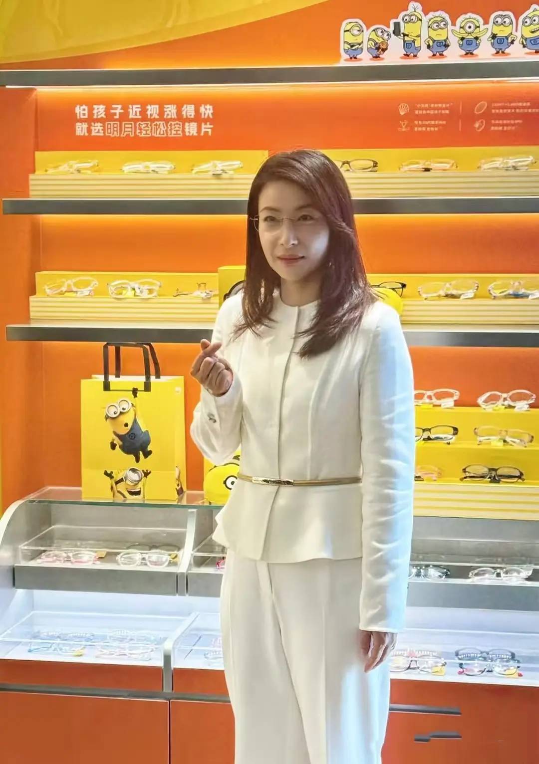 无边框眼镜金色腰带白色花瓣上衣搭配淡妆和干净的发型