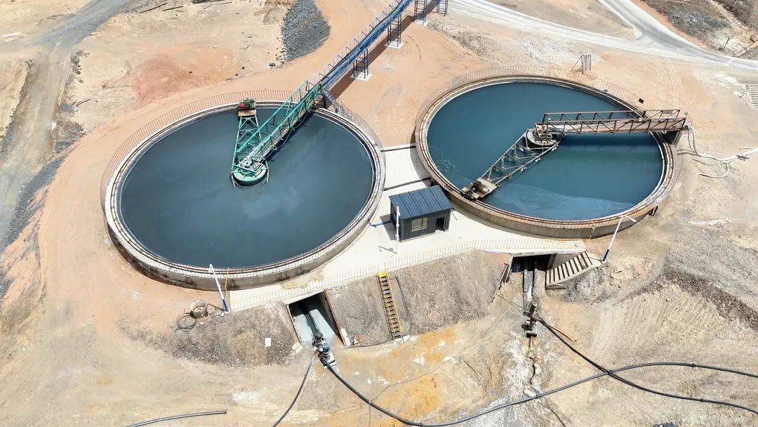 两座巨大的回水浓密池,将经过浓缩,沉淀,处理后的尾矿废水进行循环再