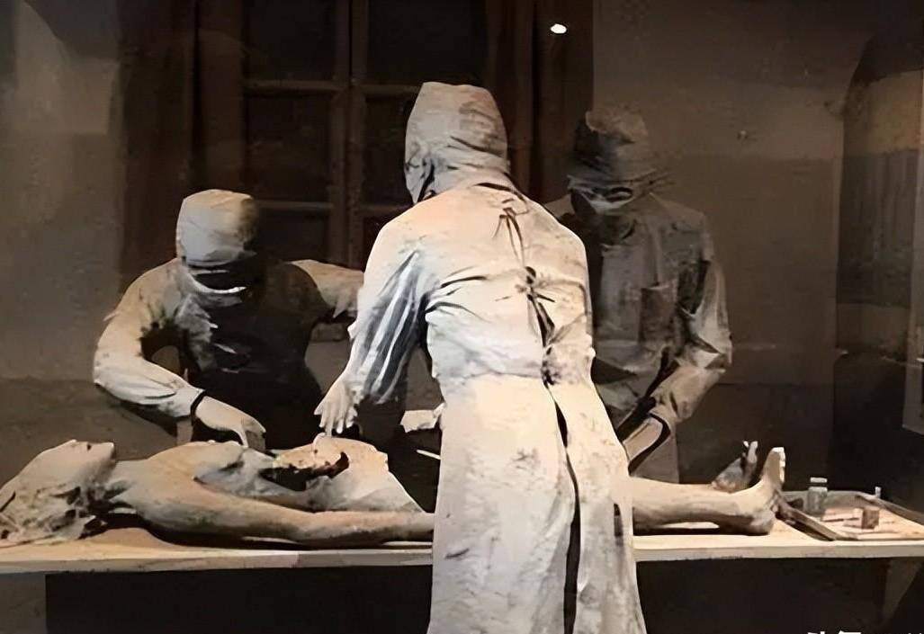解剖和冻伤实验等残酷的人体实验,造成至少3000名平民和战俘的死亡,这
