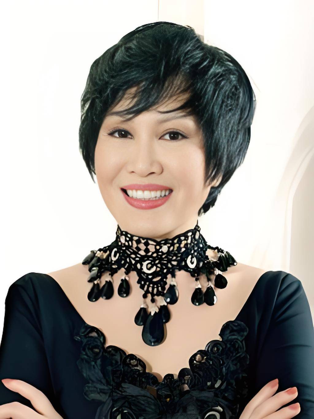 央视杨君专访靳羽西:我的媒体就是东西方文化的交流