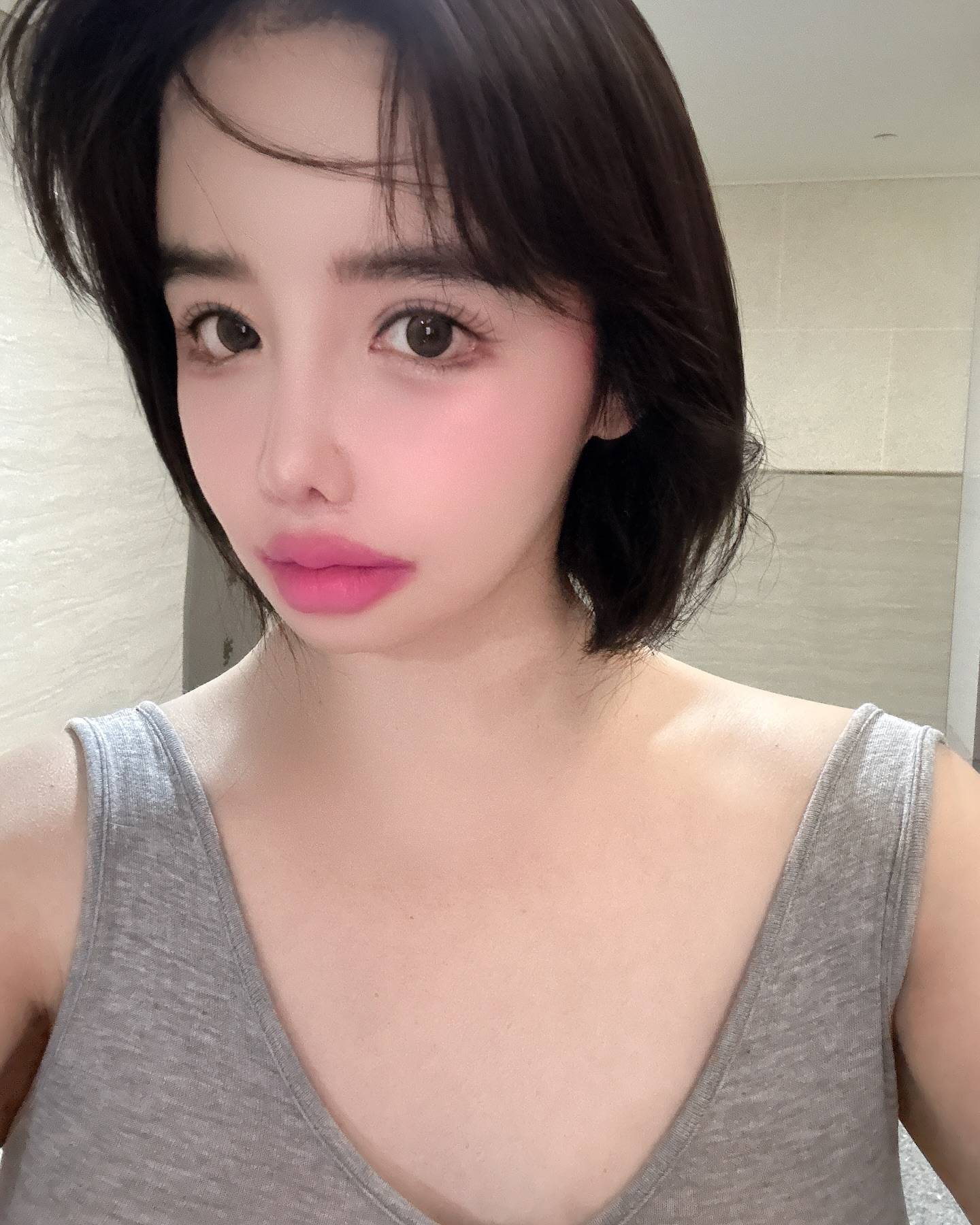 2ne1朴春破格造型引热议:"这姐的嘴唇是涂了油漆吗?