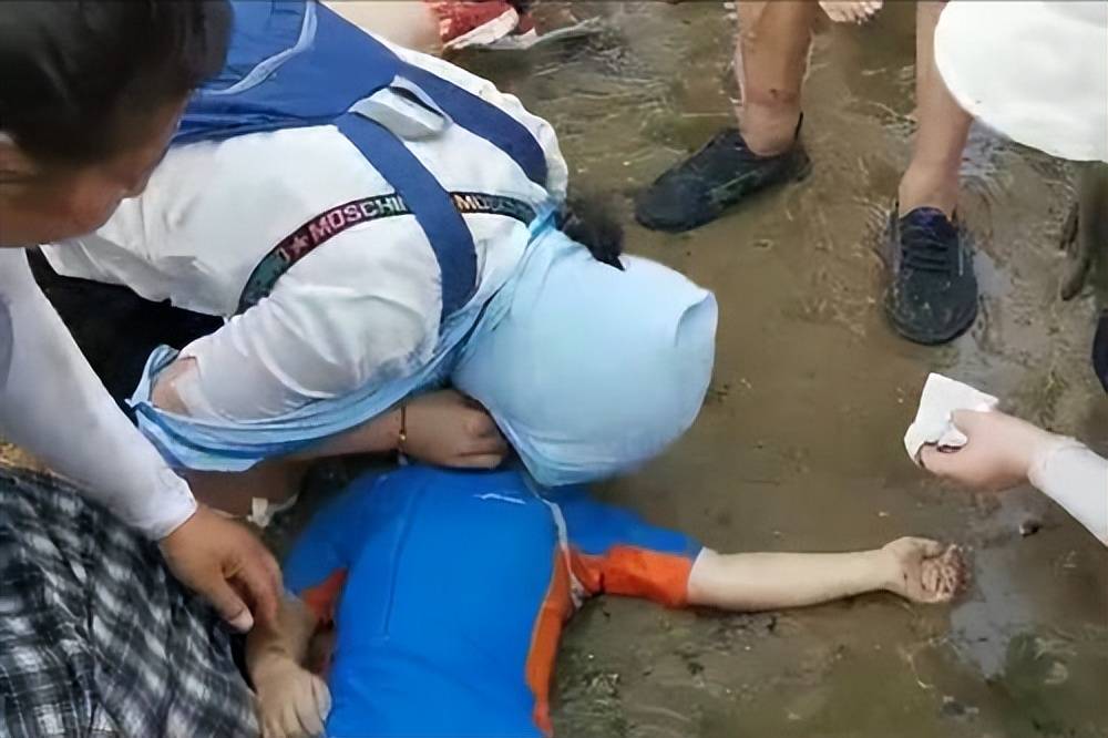 广东两个男孩溺水身亡,过路男子看到了以为在游泳,于是扭头走了