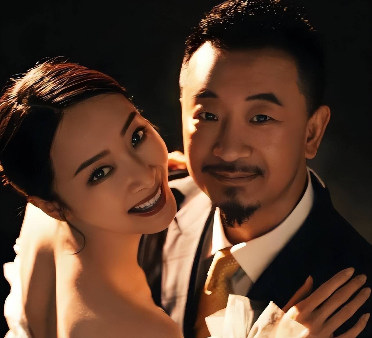 演员曲栅栅,嫁给落魄黄海波,任劳任怨养夫十年,如今苦尽甘来