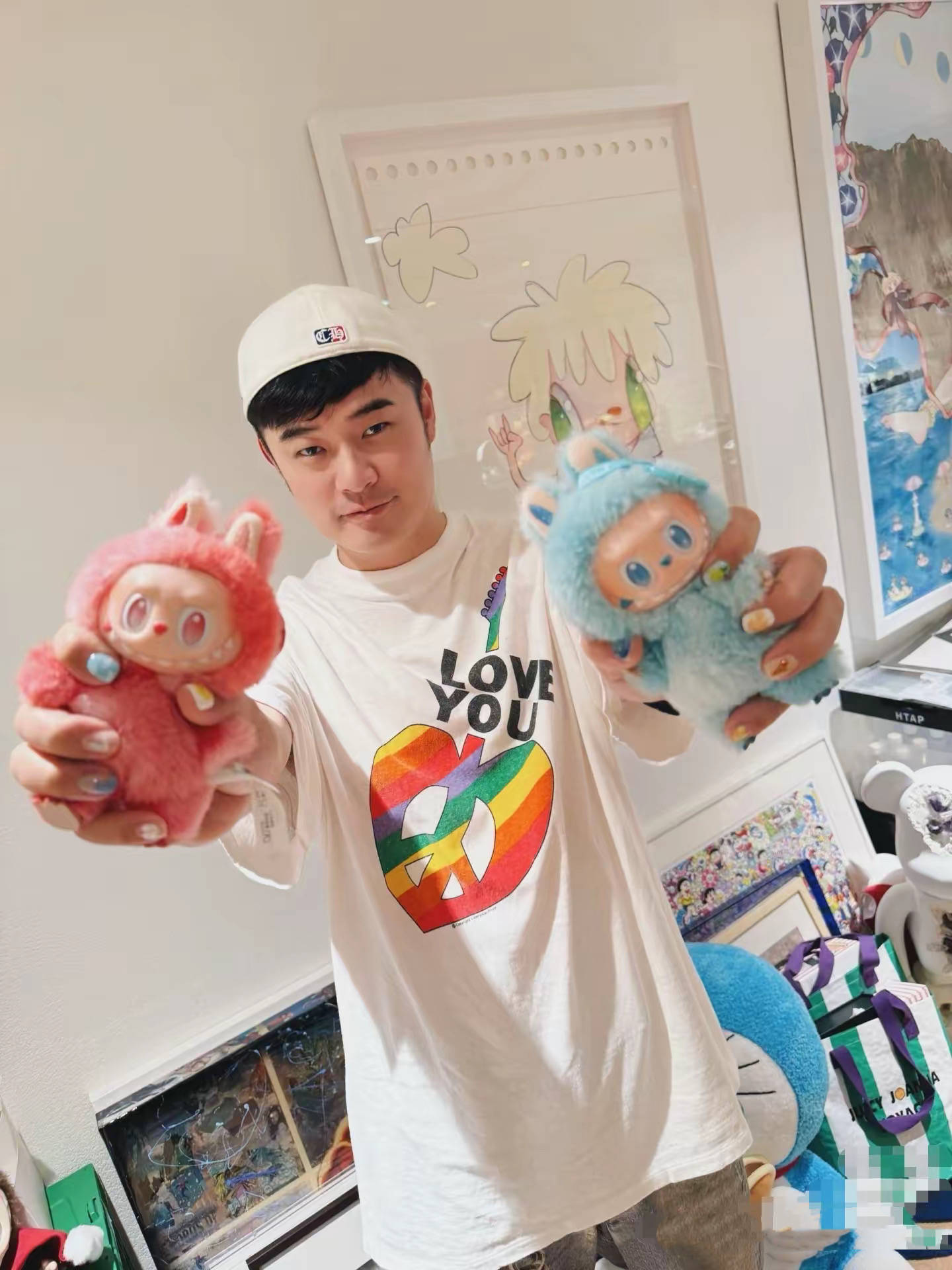 陈赫也迷盲盒白t挂9个拉布布拽酷有范儿简直曾小贤再现