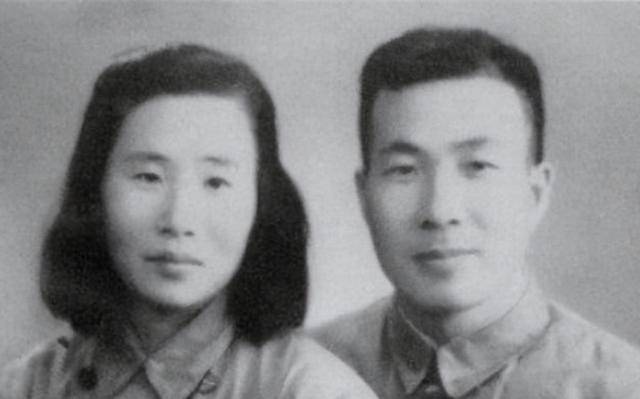 红军士兵严重受伤和住院。女护士变得更加熟悉