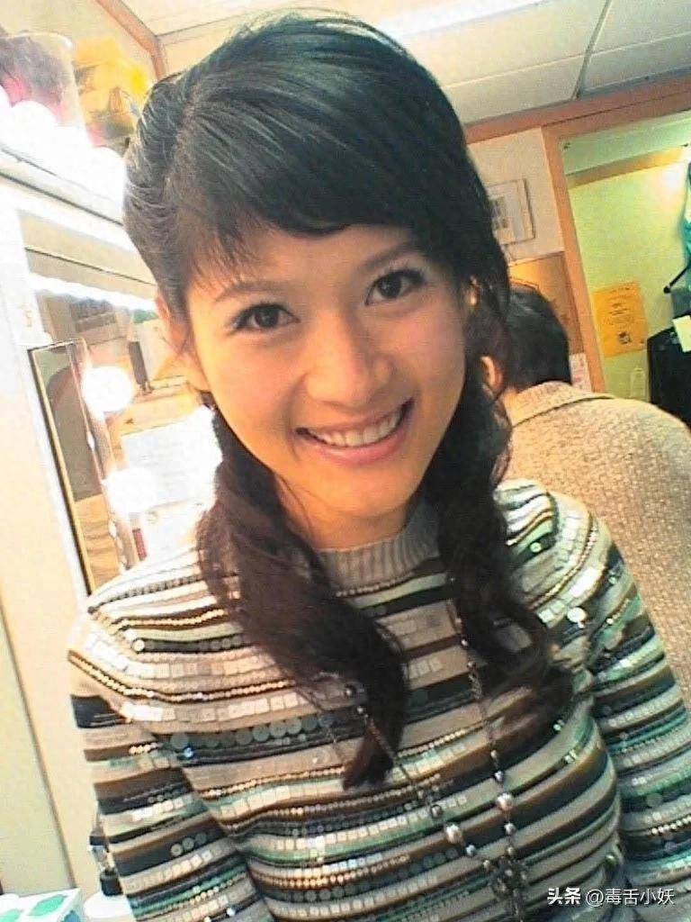 2007年,冯小刚夜宿美女主持沈星公寓8小时,被拍到正面照片