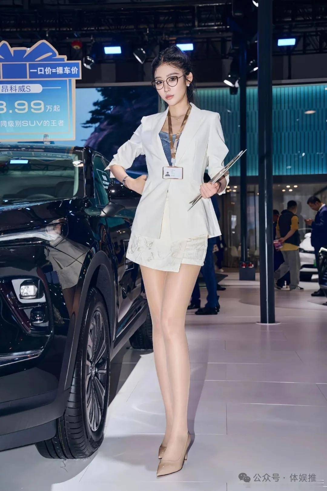 西装裙 裸色高跟,这丝袜腿我直接签合同!