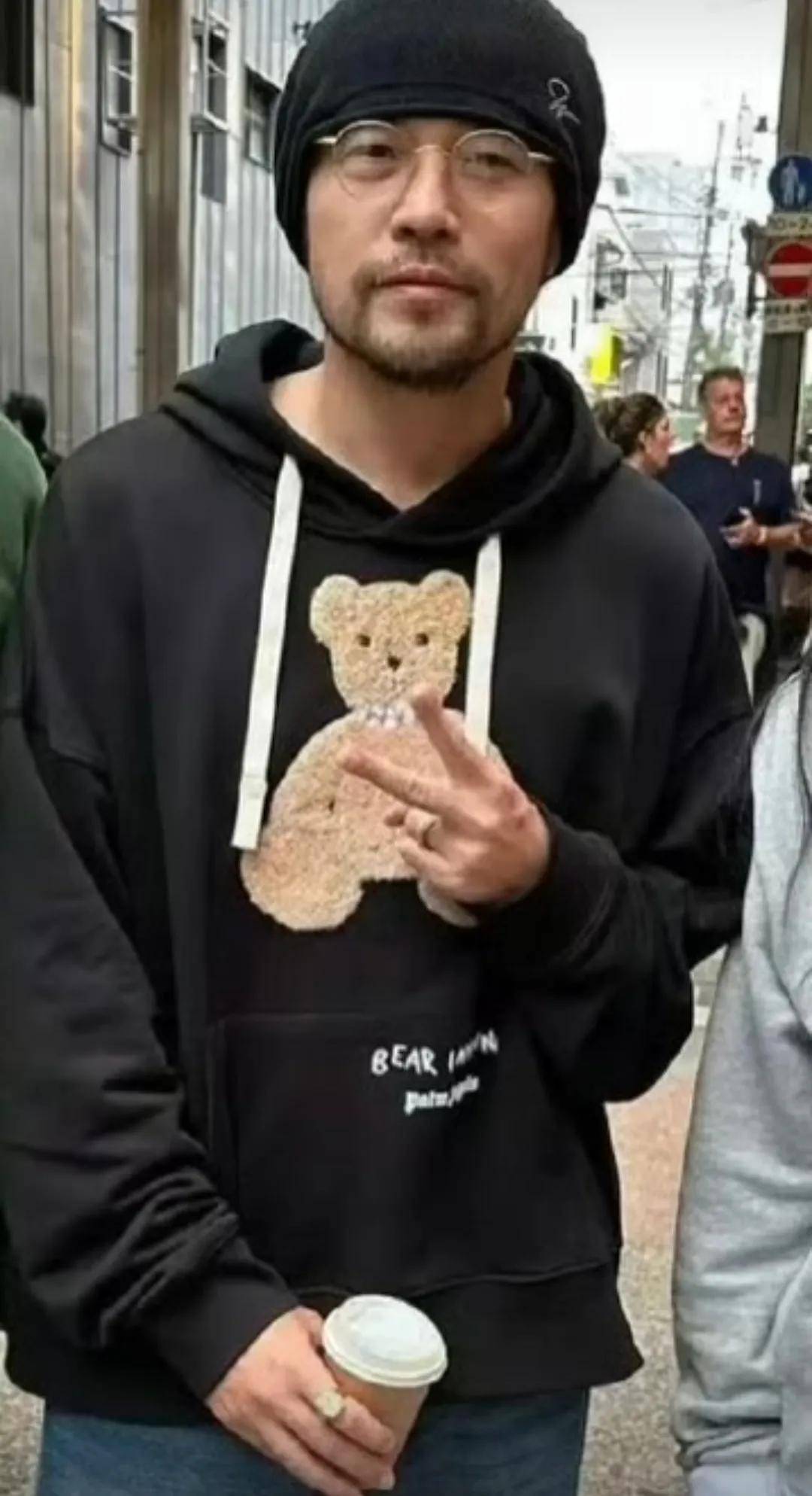 46岁周杰伦现状走路缓慢要人扶被遗传病史折磨的面相都变了