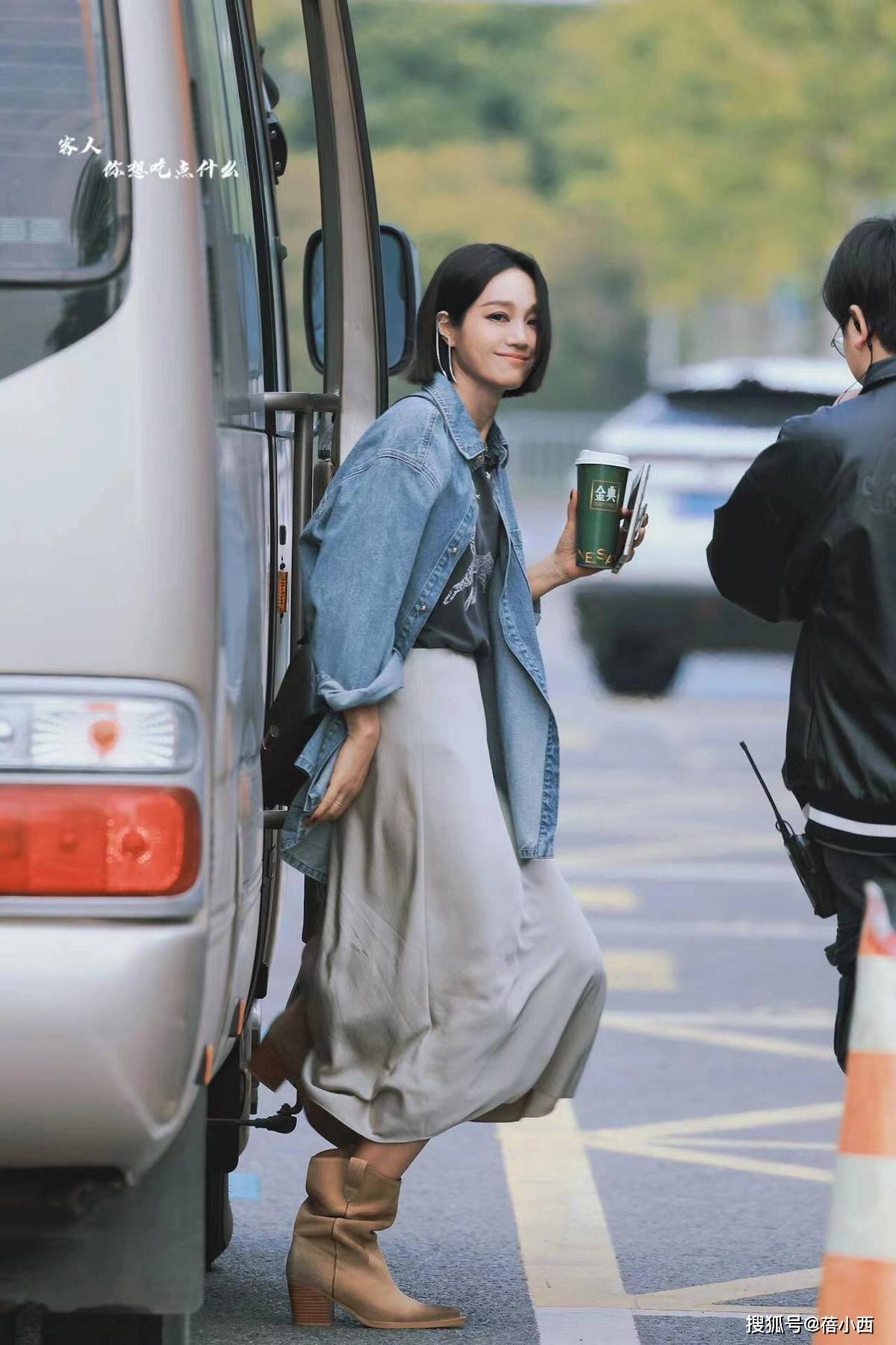 朱丹参加浪姐后剪了短发,穿牛仔衬衫半身裙,42岁美出新高度