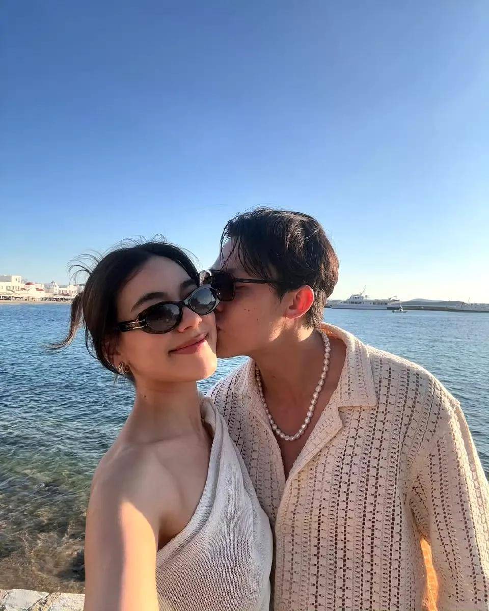 "旅行归来的mark和kim,紧接着参加了泰星boy妈妈的葬礼