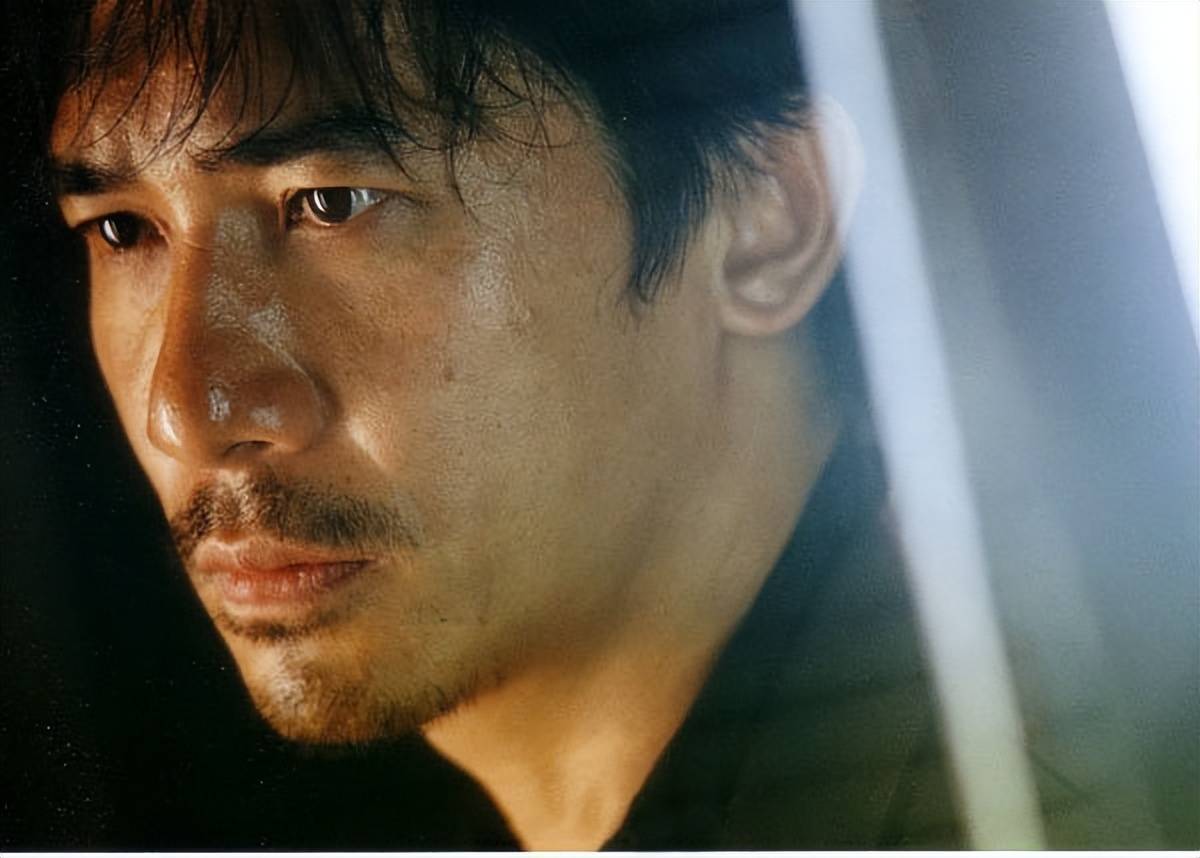 梁朝伟在两亿豪宅庆生,头发花白自然老去,身后柜子摆满古董花瓶