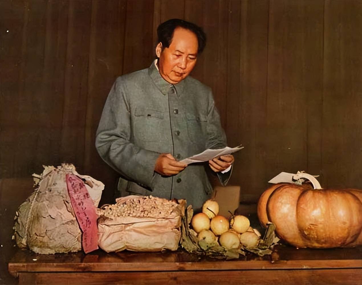 1975年，毛主席董事长举行了一次政治局会