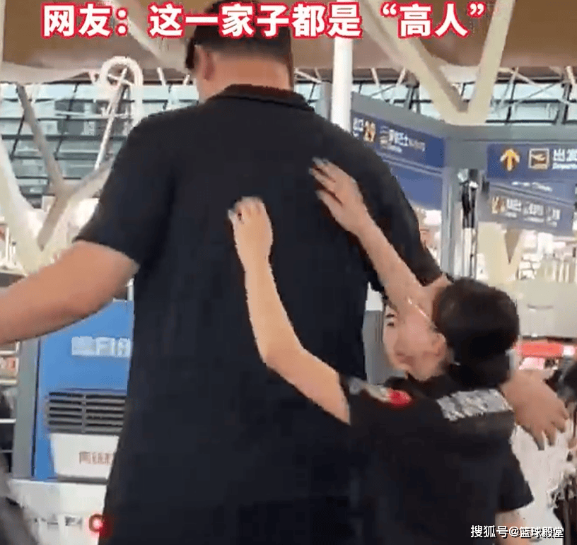 真高！姚明女儿15岁已达1米9，姚明通过训练瘦了点，也难为安检了