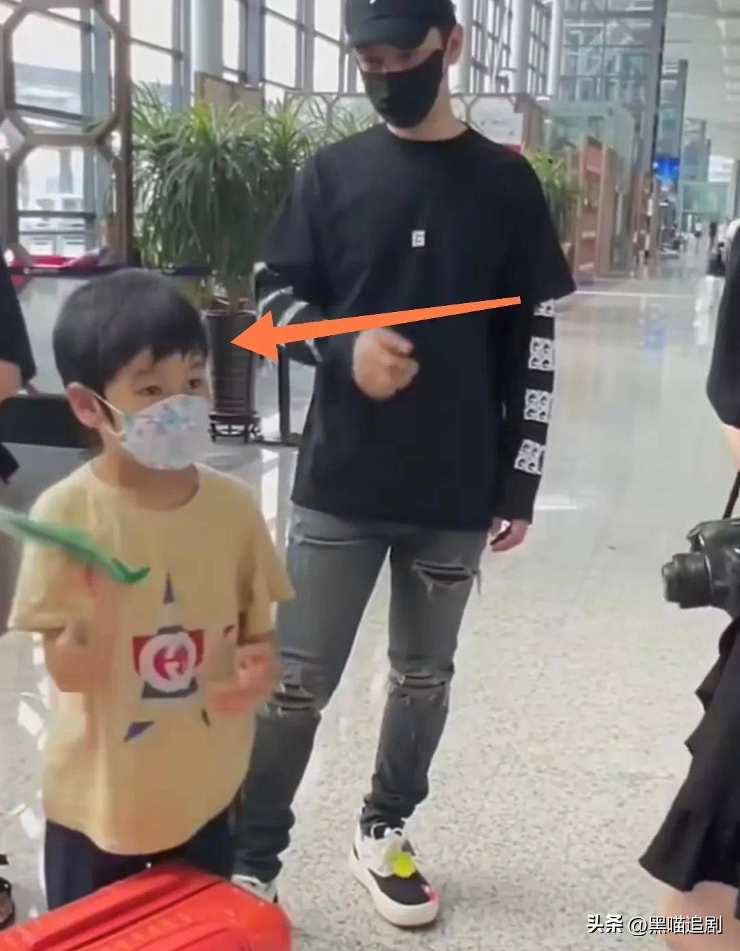 angelababy带儿子出游,8岁小海绵酷戴墨镜,走路神似黄晓明
