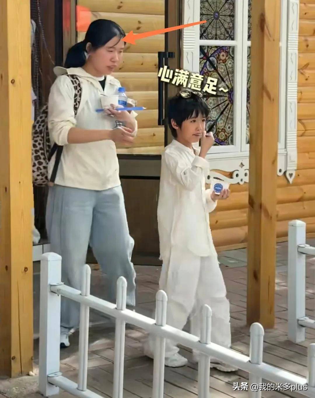 麦迪娜一家现身伊犁六星街保姆跟着带娃3岁女儿古灵精怪超萌