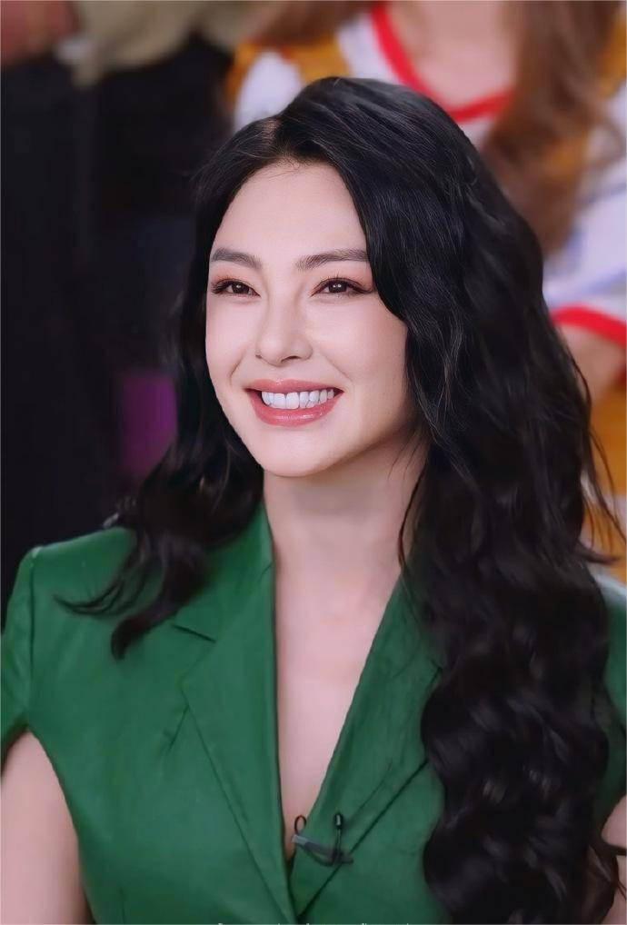 张雨绮复古风亮相手艺人大会,绿色长裙惊艳亮相,大波浪卷发魅力十足