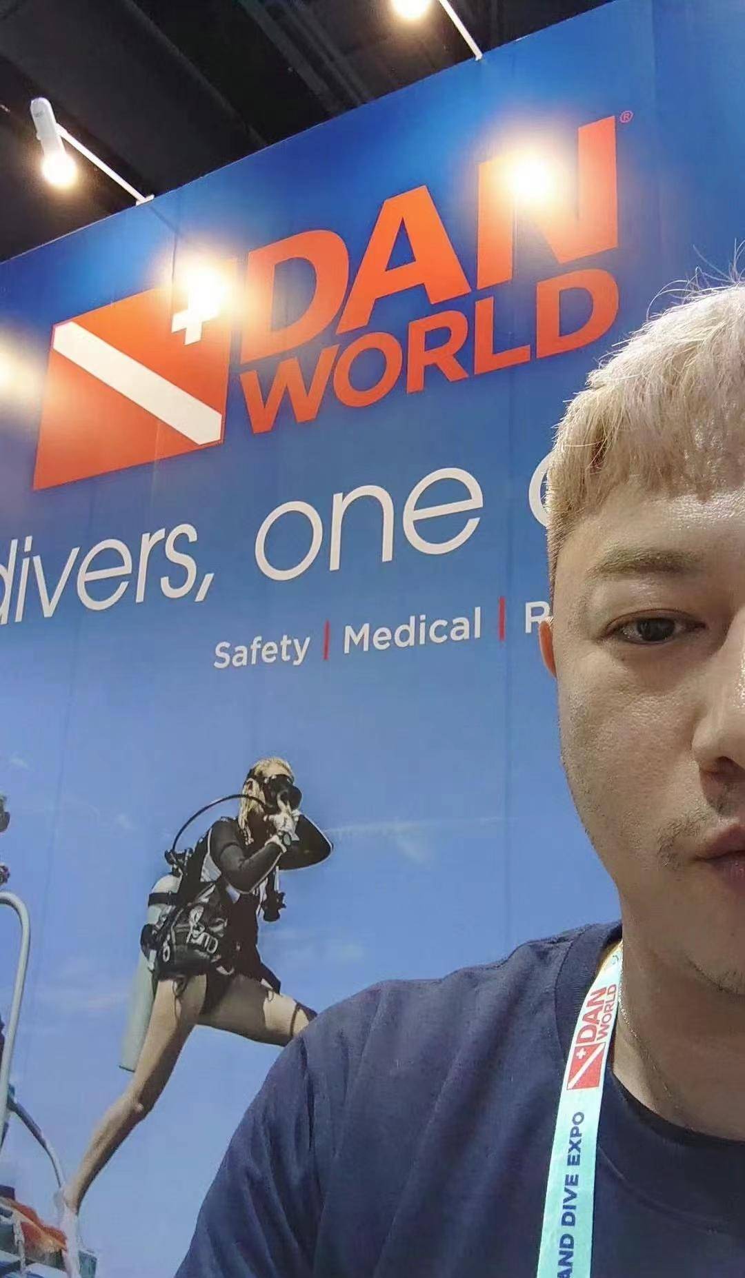 46岁陈键锋发自拍吓坏不少网友毛孔粗大肥胖变形像个老头
