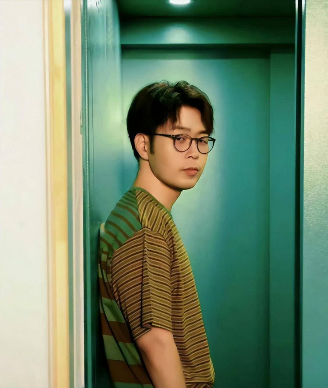杜海涛暴瘦50斤,穿黑衬衫帅到认不出,37岁与沈梦辰太有夫妻相