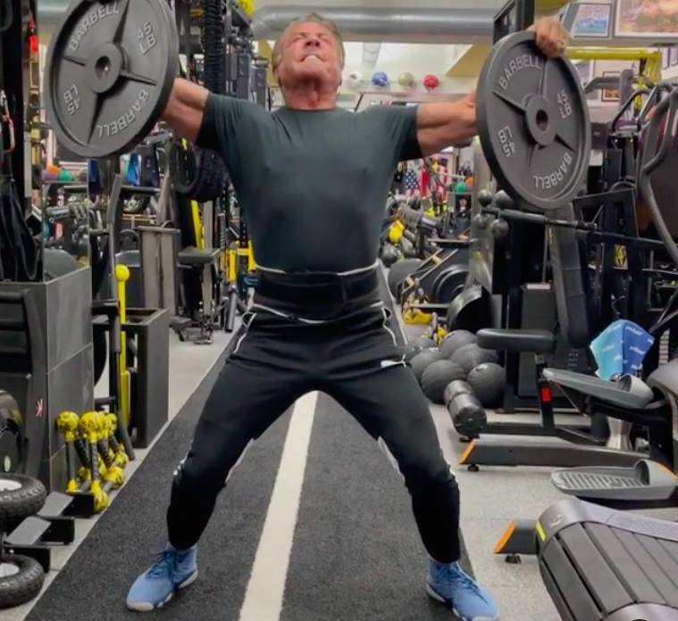 史泰龙大秀肌肉,携女儿合影展风采,依旧是"国民岳父"!