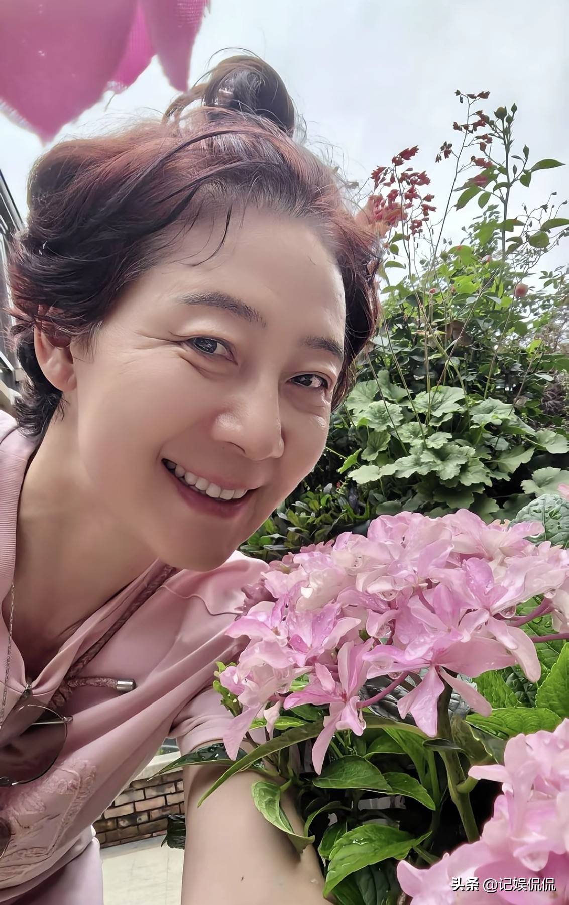 范明罕秀恩爱与老婆同框比心,61岁大6岁厉玲显老态,皮肉松垮引关注