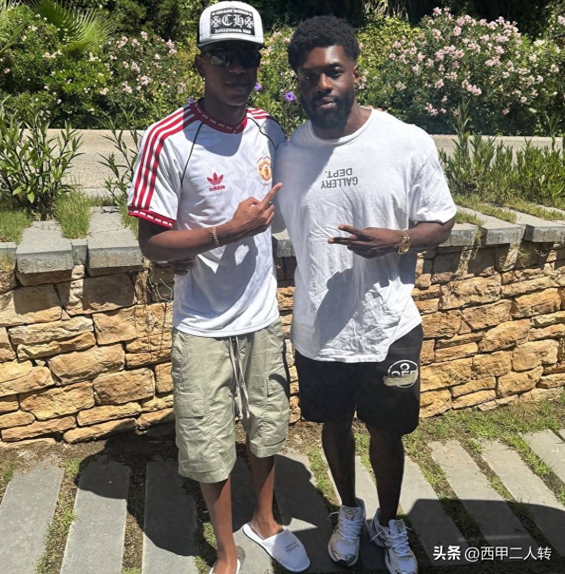 亚马尔穿曼联复古球衣引热议，球迷纷纷猜测转会动向，可能性引发关注