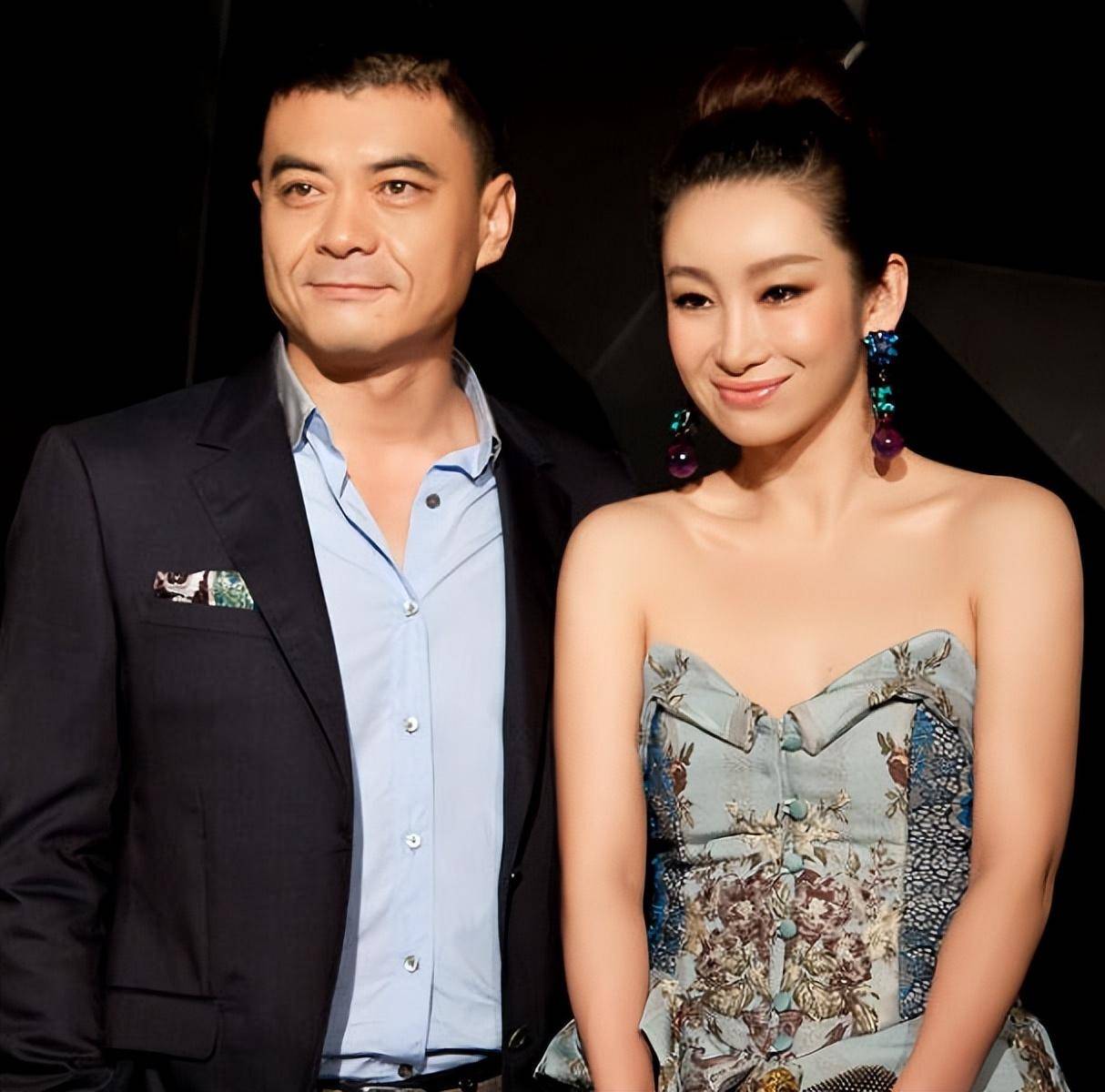 捧红丈夫却惨遭抛弃,他转身迎娶秦海璐,现在她独自带儿子生活