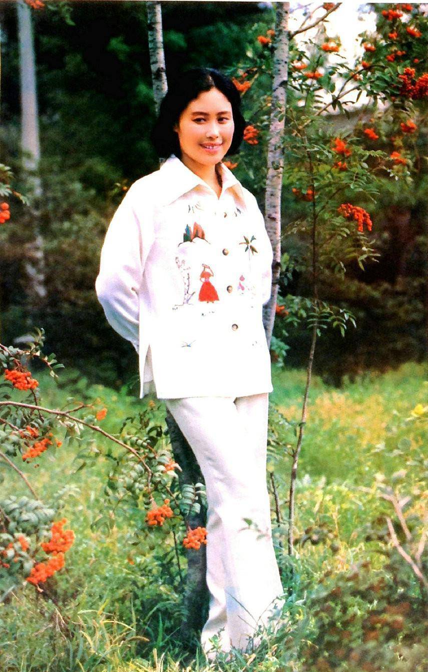 瑞士丈夫去世后,失去"一级演员"称号的斯琴高娃,现状如何
