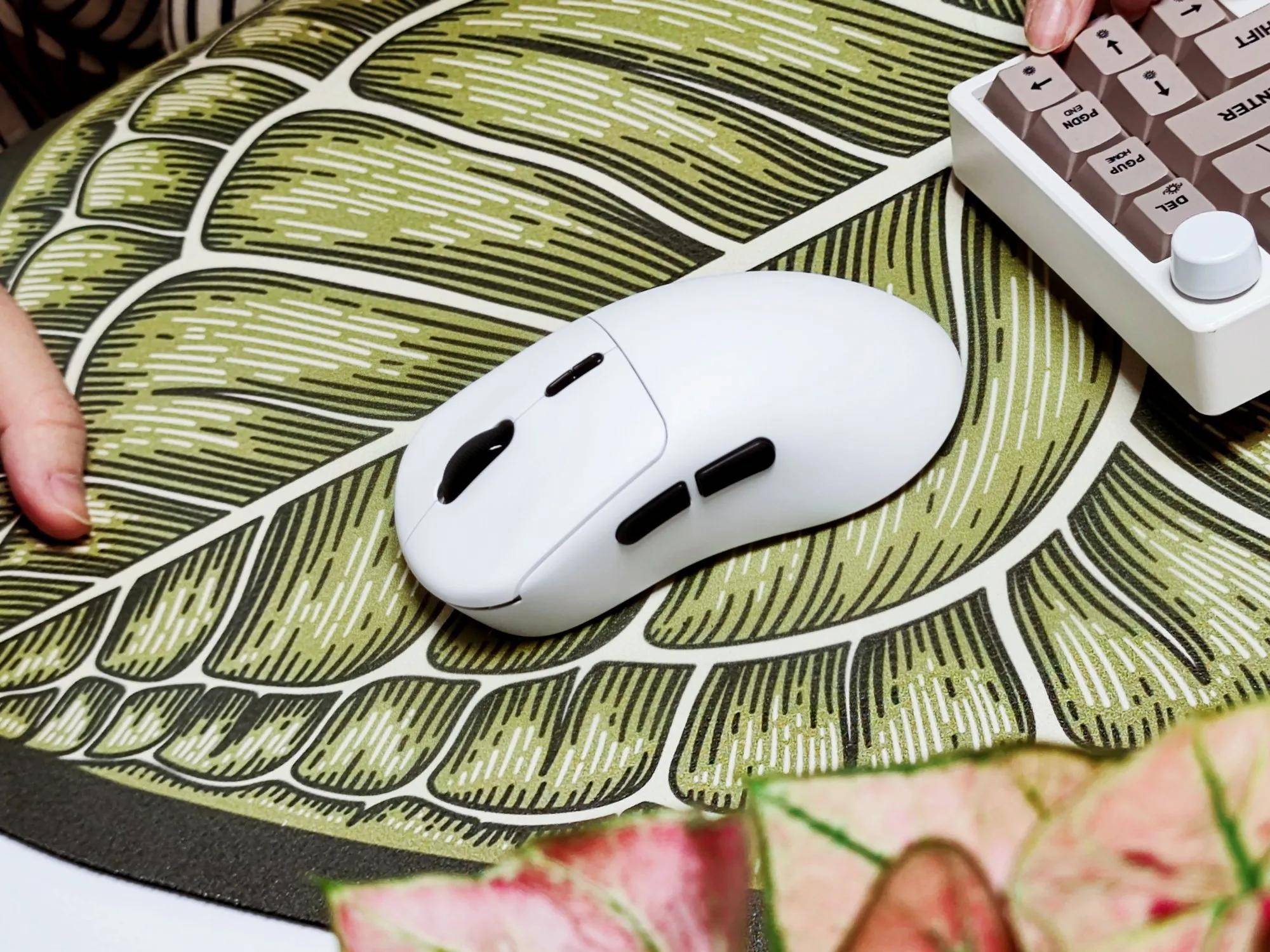 双8K+右手优化:性能怪兽也有舒适握感,雷柏VT3系列二代电竞鼠标!