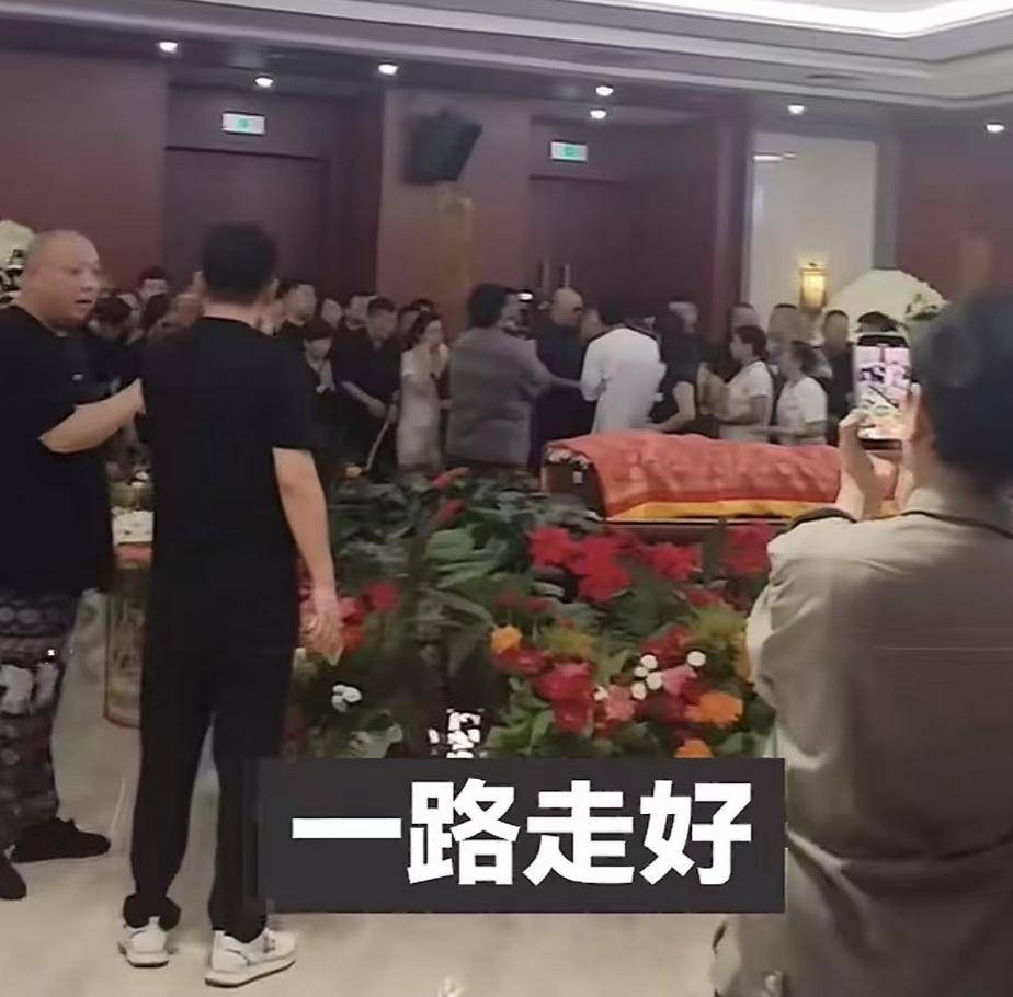 杨少华遗体告别仪式!亲友瞻仰遗容,劳斯莱斯占满三车道,排场大