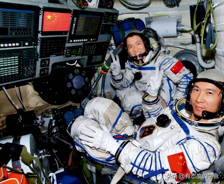 中国进过太空的14名航天员，如今都是啥军衔？8人少将6人大校