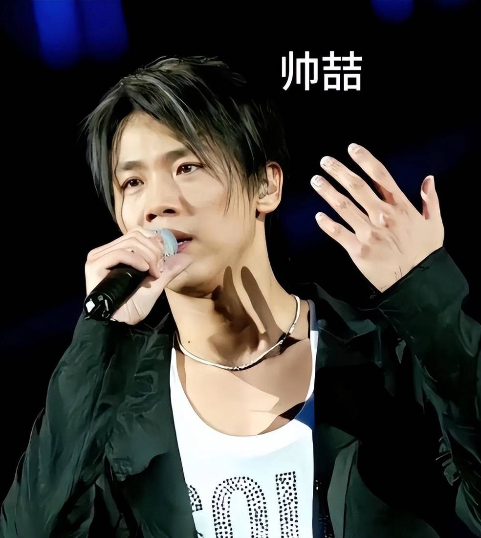 陶喆过56岁生日,小18岁的老婆穿着小短裙,颜值高身材好,真的美