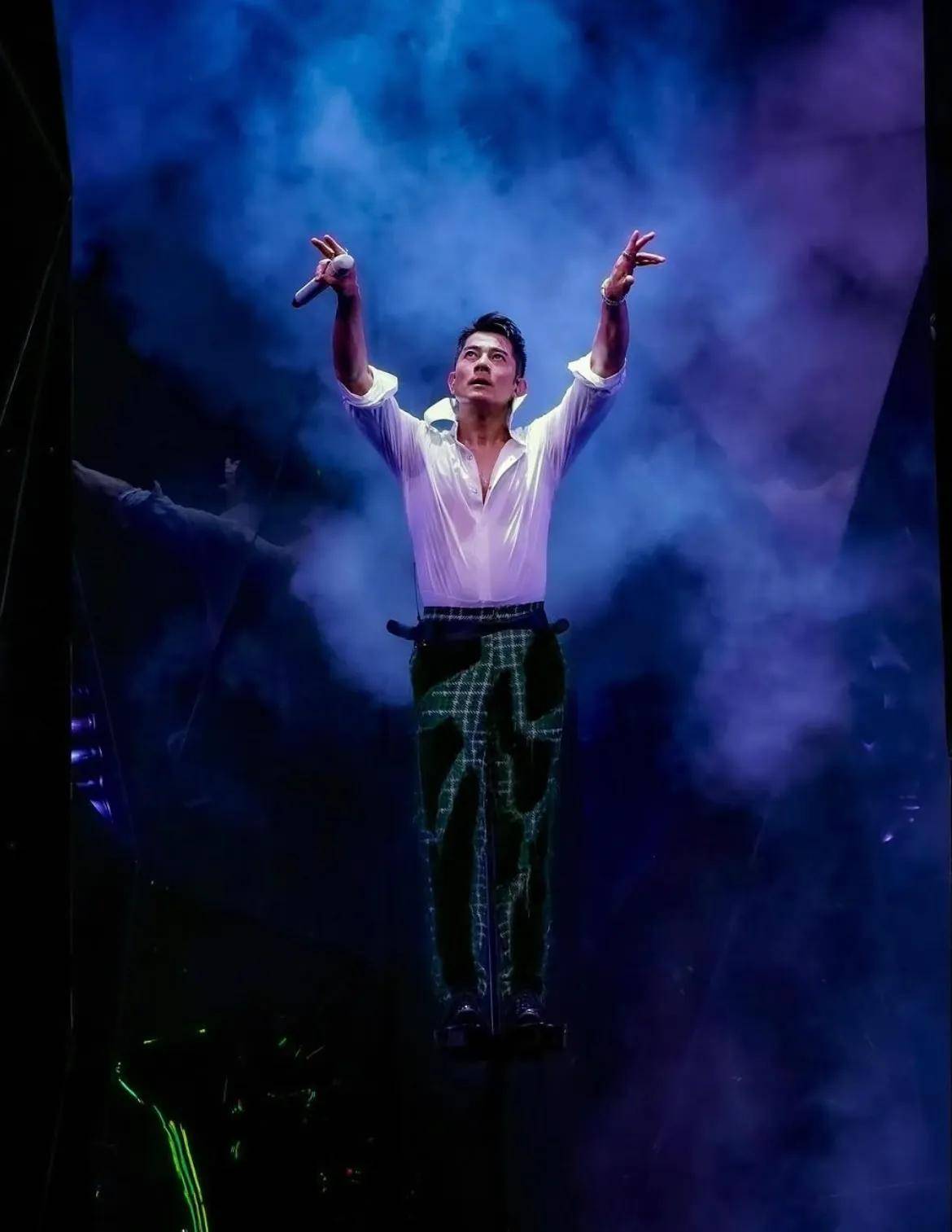 方媛挺孕肚亮相郭富城演唱会:从"天王嫂"到"皇后娘娘",由孕肚引发的