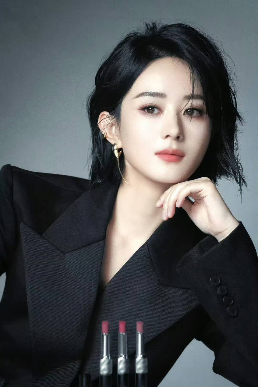 赵丽颖的黑色深 v 西装,美得让人哇塞!