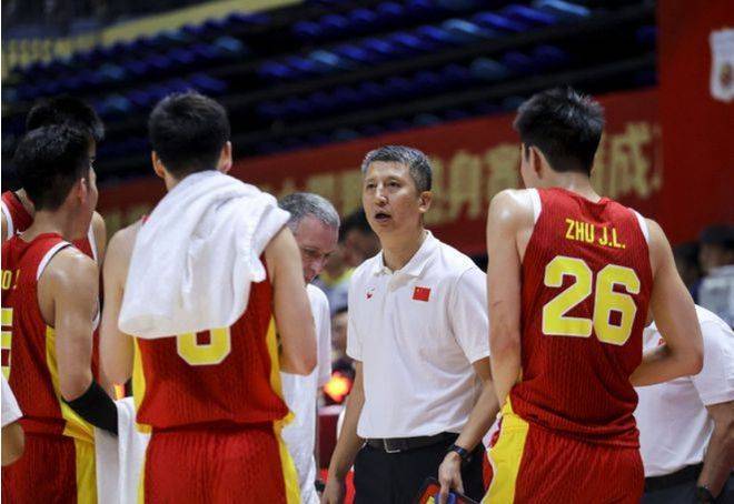 一场险胜+22次失误！中国男篮揪出最差之人，郭士强该学学宫鲁鸣