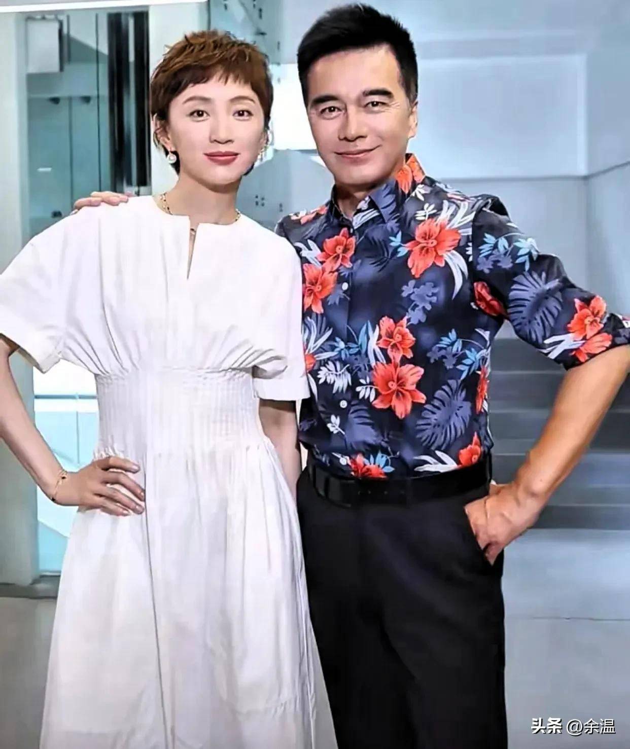 61岁许亚军一家三口游乐山!15岁儿子身高近180,妻子张澍好漂亮