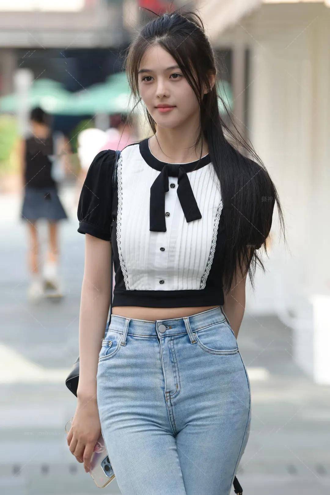 9个紧身牛仔裤拍照姿势,简约干净又好看,轻松get完美好身材