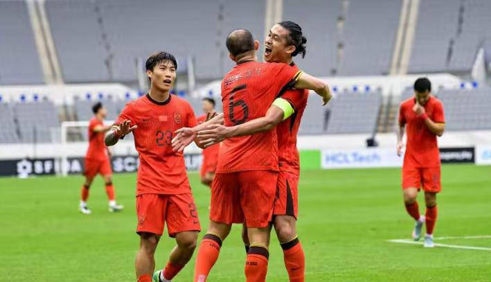 国足以1-0小胜港队夺季军，东亚杯锻炼新人门将显得谨慎