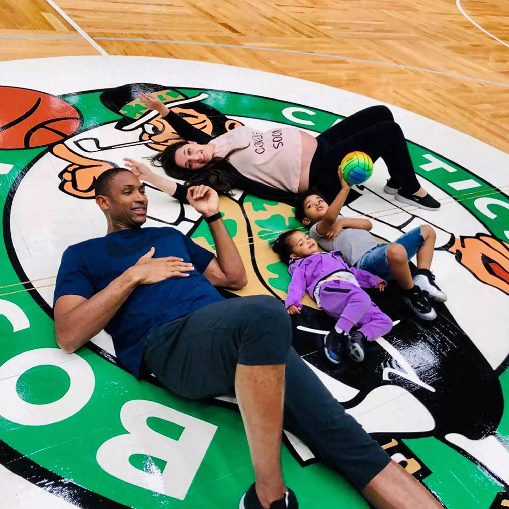 霍福德老婆颜值惊艳大他两岁环球小姐迎来第六个孩子