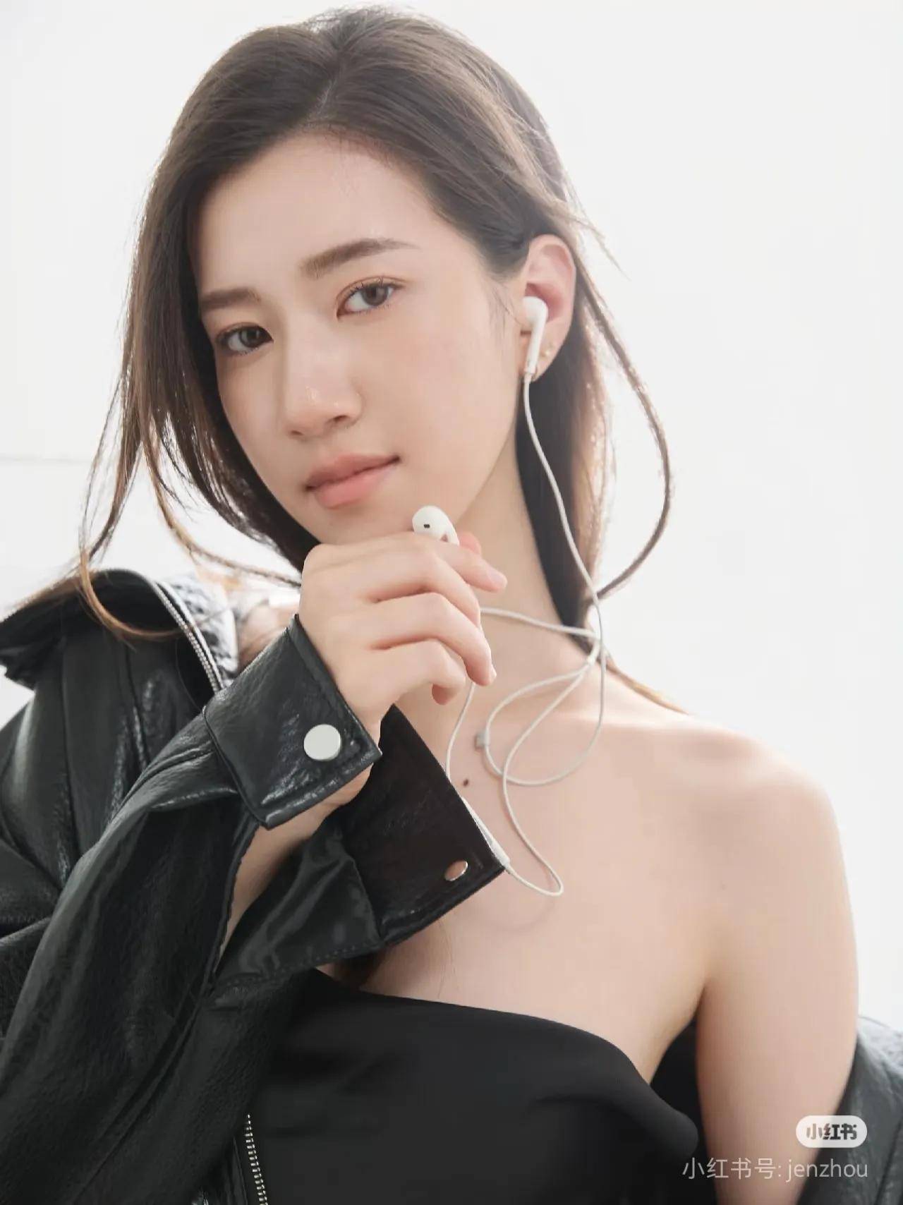 周婷晒最新写真照展现自信笑容透露一切都好