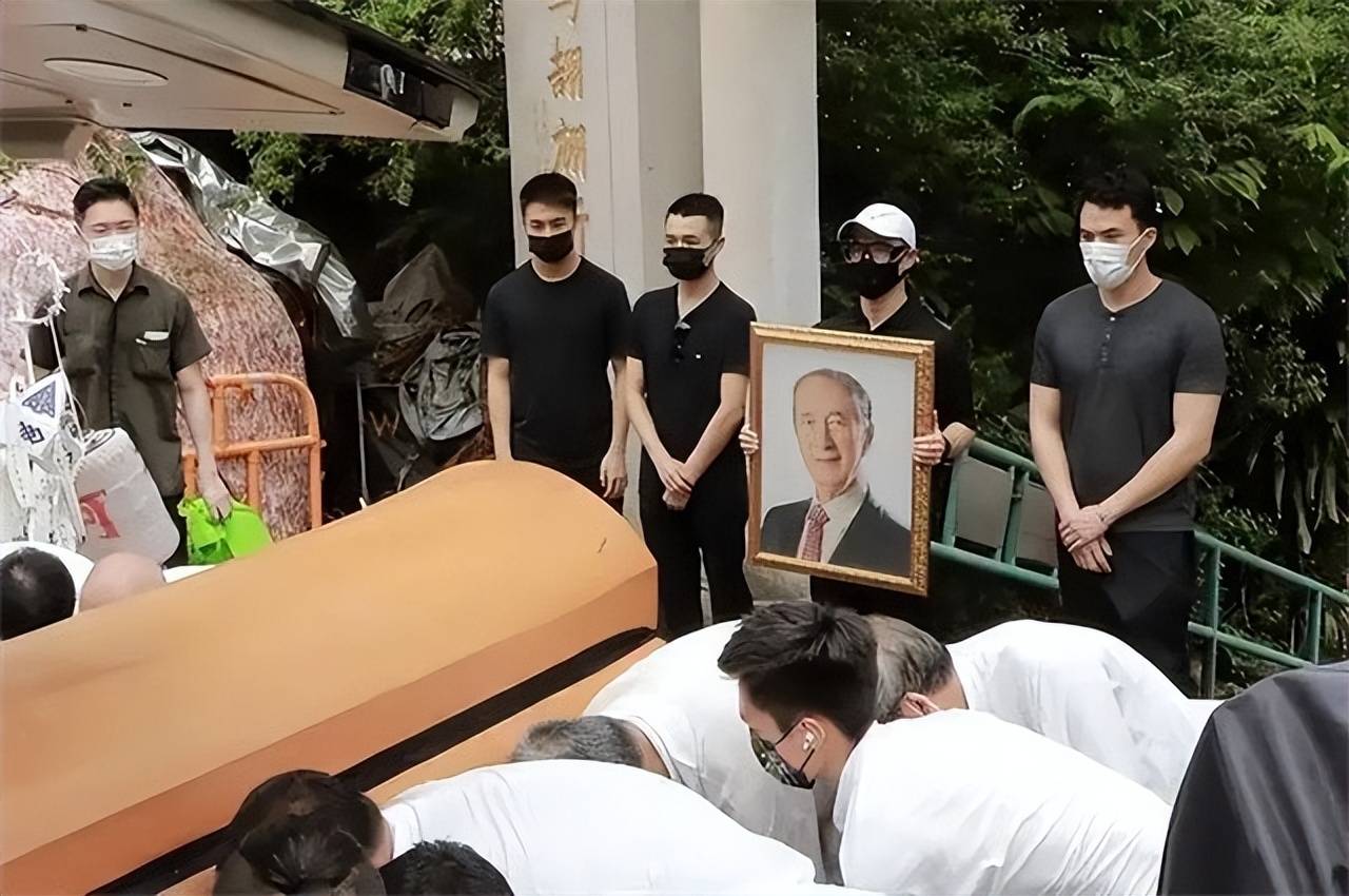 赌王何鸿燊葬礼细节!十人抬棺百位保安护送,四名儿子送最后一程
