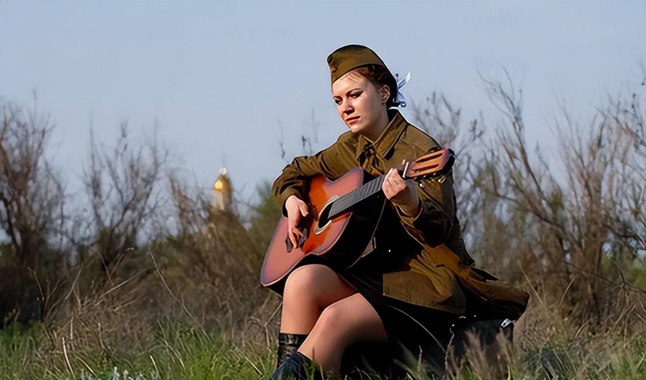 二战时期,苏联女兵为何穿裙子上战场?原因令人十分羞耻