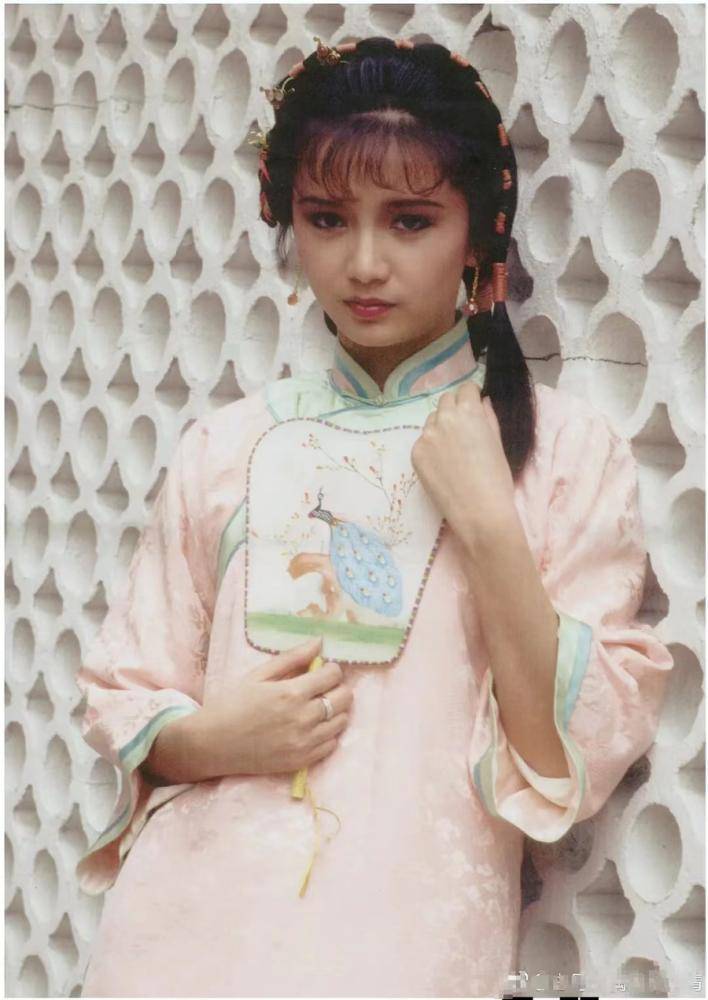 不再是"梁朝伟的前女友",而是独立坚强的女人如今的曾华倩,已几乎淡出