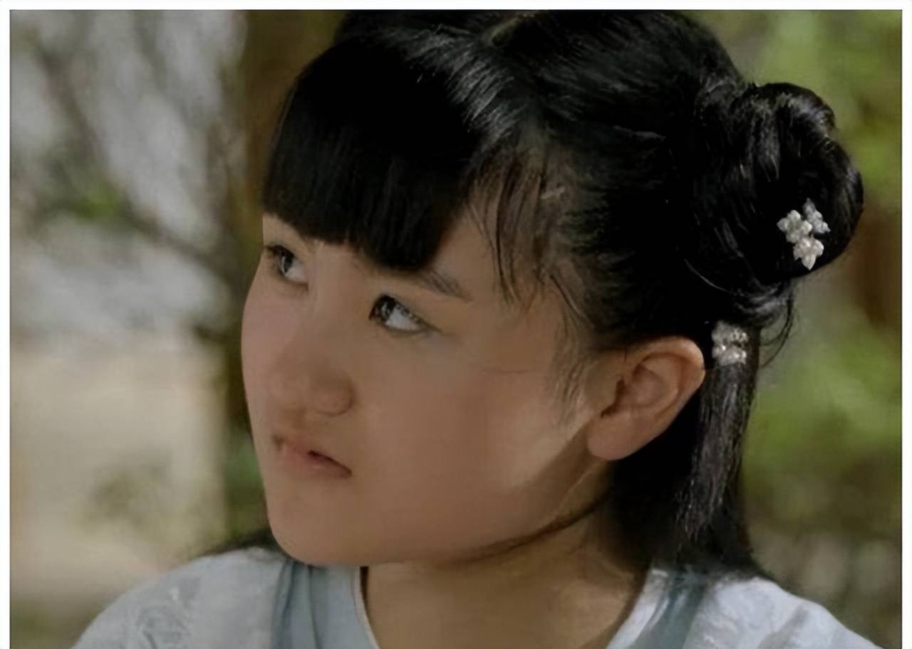 6岁被成龙抱着上春晚,却因长相被骂退圈出国,如今却长成大漂亮