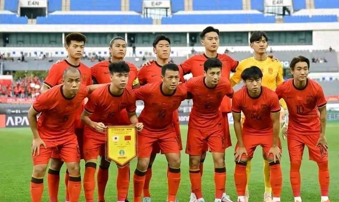 闹大！国足0-2负日本，4人表现辣眼，范志毅黄健翔一针见血！