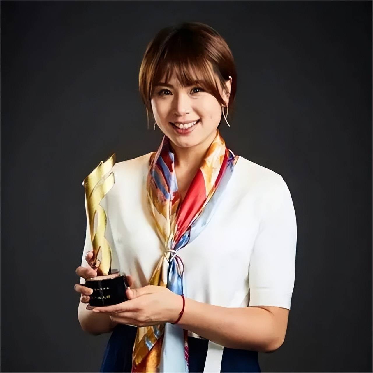 曾春蕾沈静思罕见合影,34岁身材发福,丈夫开民办学校两地分居